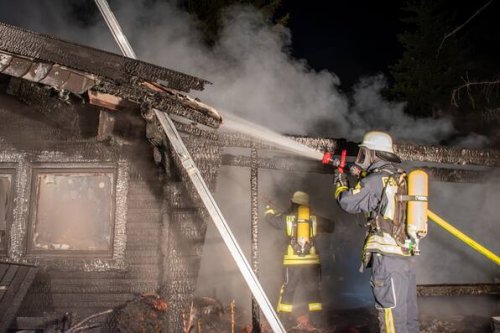 Gifhorn: Feuer am Bernsteinsee - Holzhaus brennt in Stüde