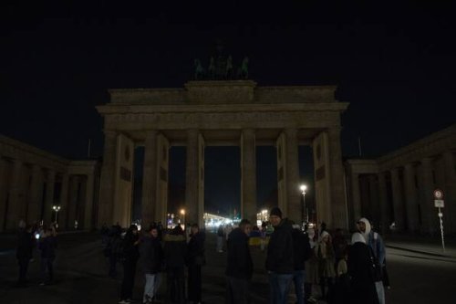 Licht aus am Brandenburger Tor - „Earth Hour“ in Deutschland
