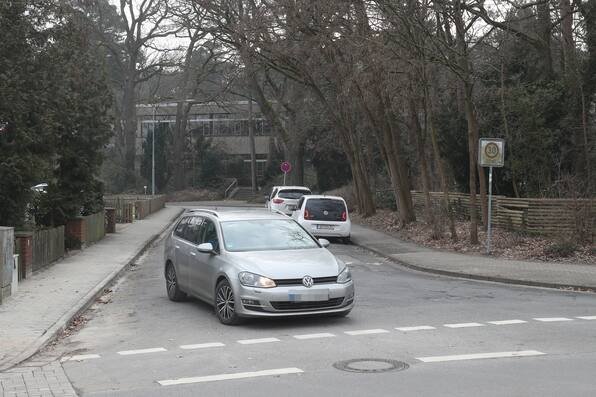 Elterntaxis am Otto-Hahn-Gymnasium Gifhorn: Brandweg wird Einbahnstraße