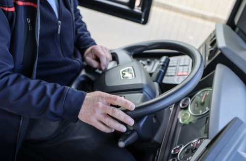 Wolfsburg: Streit eskaliert! Mann prügelt Busfahrer ins Krankenhaus