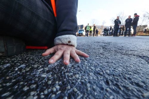Sachsen: CDU will „Klima-Kleber“ für Polizeieinsatz zur Kasse bitten - 28 Euro je angefangene halbe Stunde
