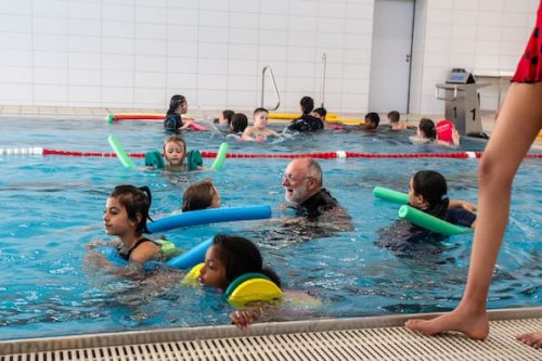 Zum ersten Mal im Wasser: Drittklässler aus Wolfsburg lernen bei besonderem Kurs schwimmen