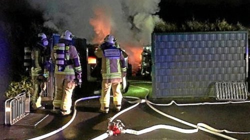 Feuerwehr Bottrop löscht Laubenbrand in Grafenwald