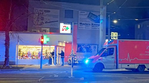 Bochum: Auto kracht in Apotheke, Fahrer (47) verletzt