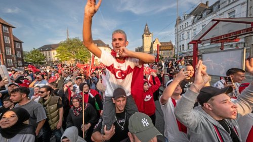 Duisburg: 5000 Türken feiern Erdogan mit Autokorso und Umzug