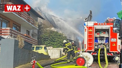 Feuerwehr: Dachstuhl in Witten bricht in Flammen aus