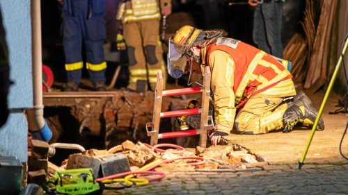 Mann stirbt bei Haussanierung in Duisburg – Mauer kippt um