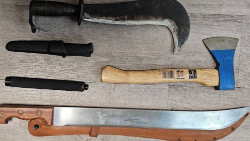 Zoll Aachen: Machete griffbereit und Marihuana in der Unterhose