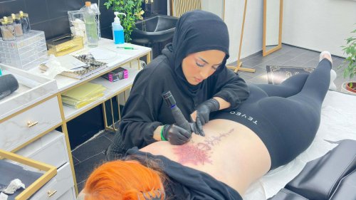 "Fürs Tätowieren geboren" - Erste Hijabi-Tätowiererin Deutschlands