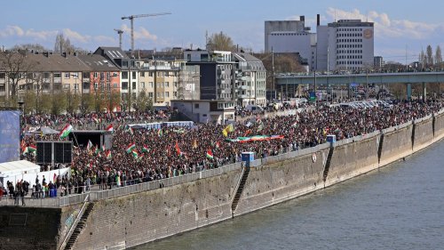 Zehntausende feierten Neujahrfest der Kurden an Deutzer Brücke in Köln