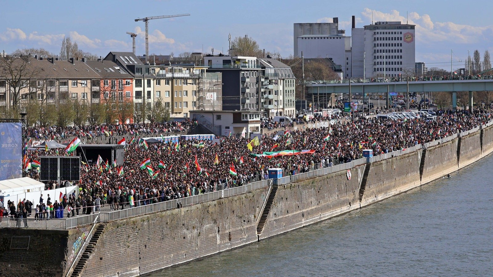 Zehntausende feierten Neujahrfest der Kurden an Deutzer Brücke in Köln