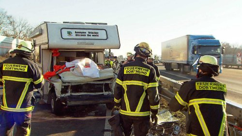 A2 bei Dortmund: Schwerverletzte bei Unfall mit Wohnmobil und Lkw