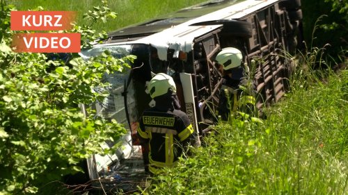 Schwerer Unfall in Sprockhövel: Transporter kollidiert mit Linienbus