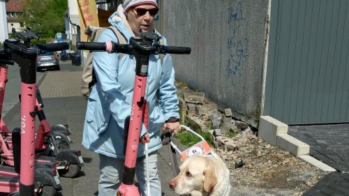 Sehbehinderte Frau stürzt über E-Scooter in Wuppertal