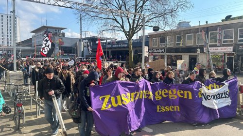 Demos und Hochrisikospiel: Polizei in Essen im Großeinsatz