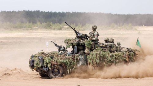 Militärische Transportübung: Rheinüberquerung mit 160 Fahrzeugen