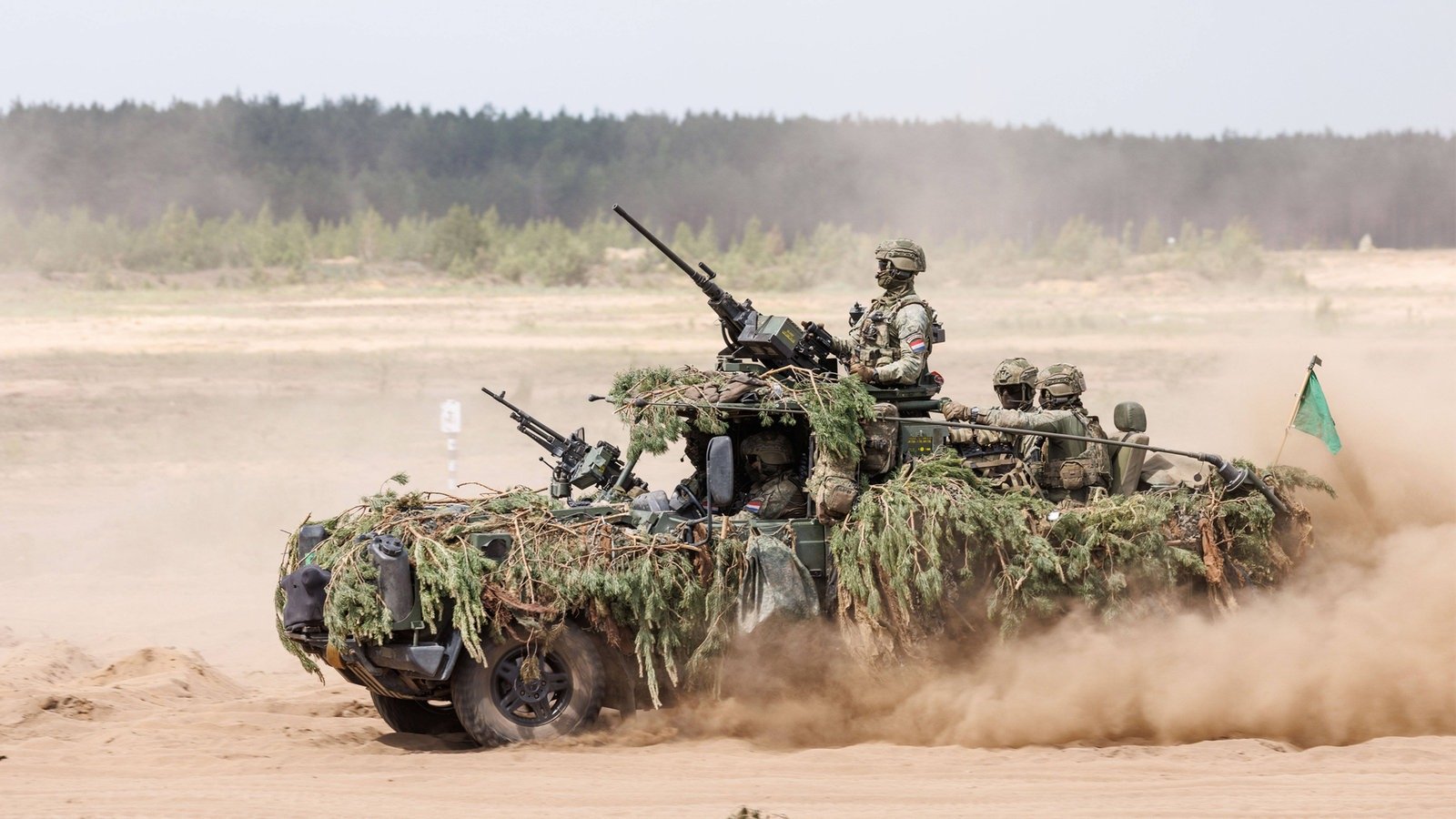 Militärübung am Niederrhein: Panzer und Transporter überqueren Rhein