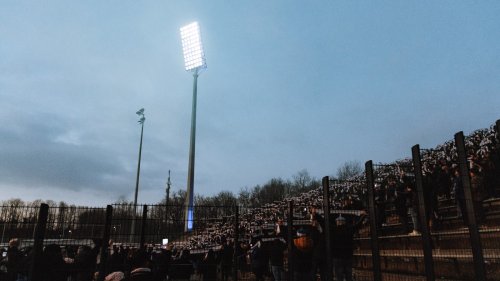 Fans sammeln 220.000 Euro: Flutlichtmast am Gelsenkirchener Parkstadion leuchtet wieder
