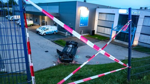Auto überschlägt sich an Abhang in Solingen - Fahrerin schwer verletzt