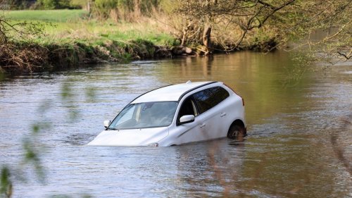 Hagener vergisst wohl Handbremse - Auto rutscht in Fluss