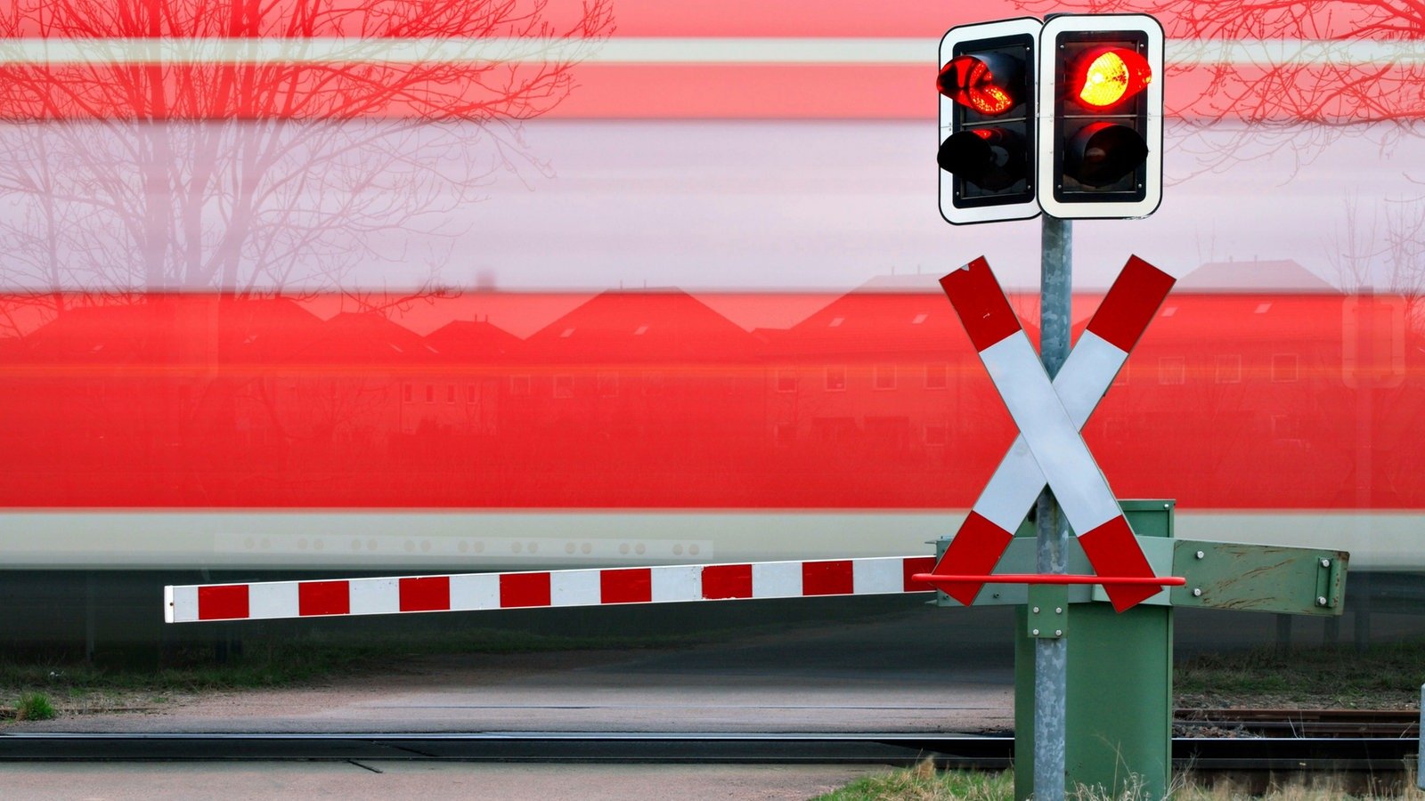 Zug erfasst Radfahrer am Bahnübergang Hennef