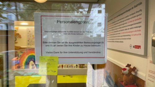 Türsteherin kontrolliert Eltern vor städtischer Kita in Köln