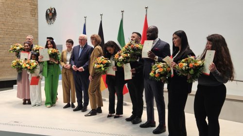 Bundespräsidenten überreicht Einbürgerungsurkunden in Köln