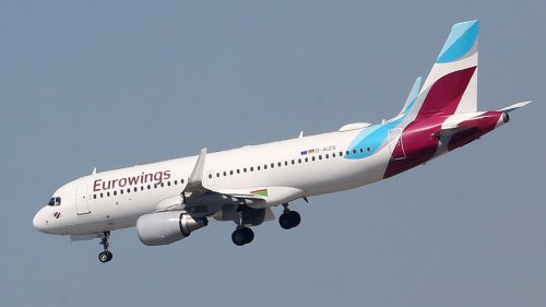 Heck prallt auf Landebahn von Flughafen Paderborn-Lippstadt