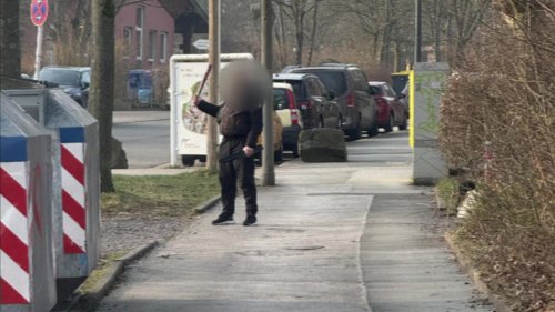 Mann mit Baseball-Schläger vor Dortmunder Schule