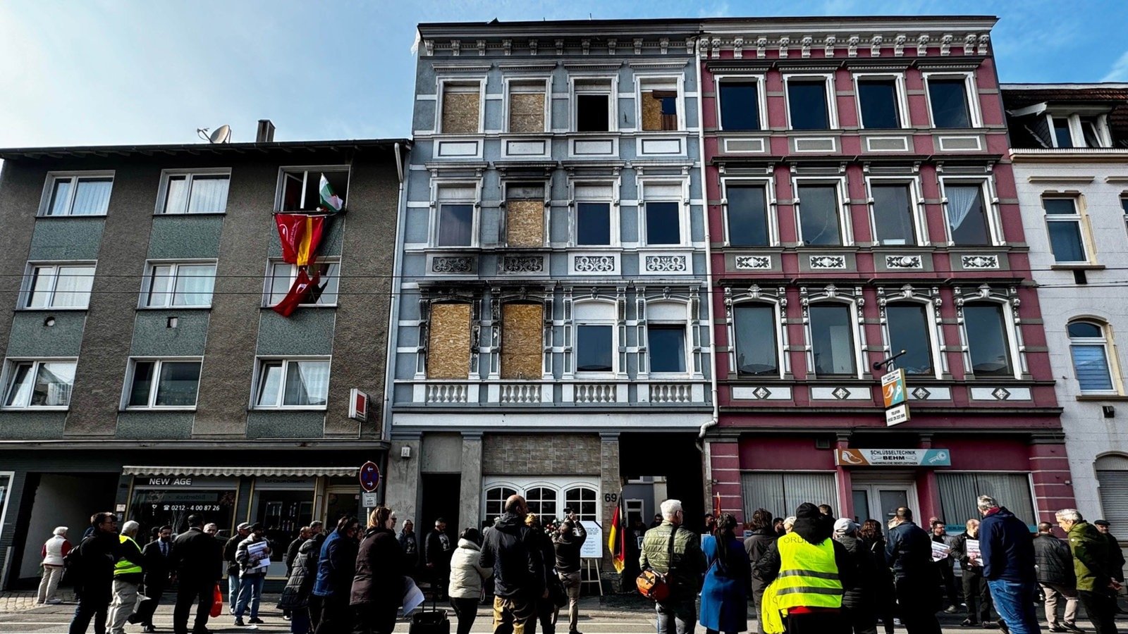 Junge Familie stirbt durch Brandstiftung - Solingen gedenkt der Toten