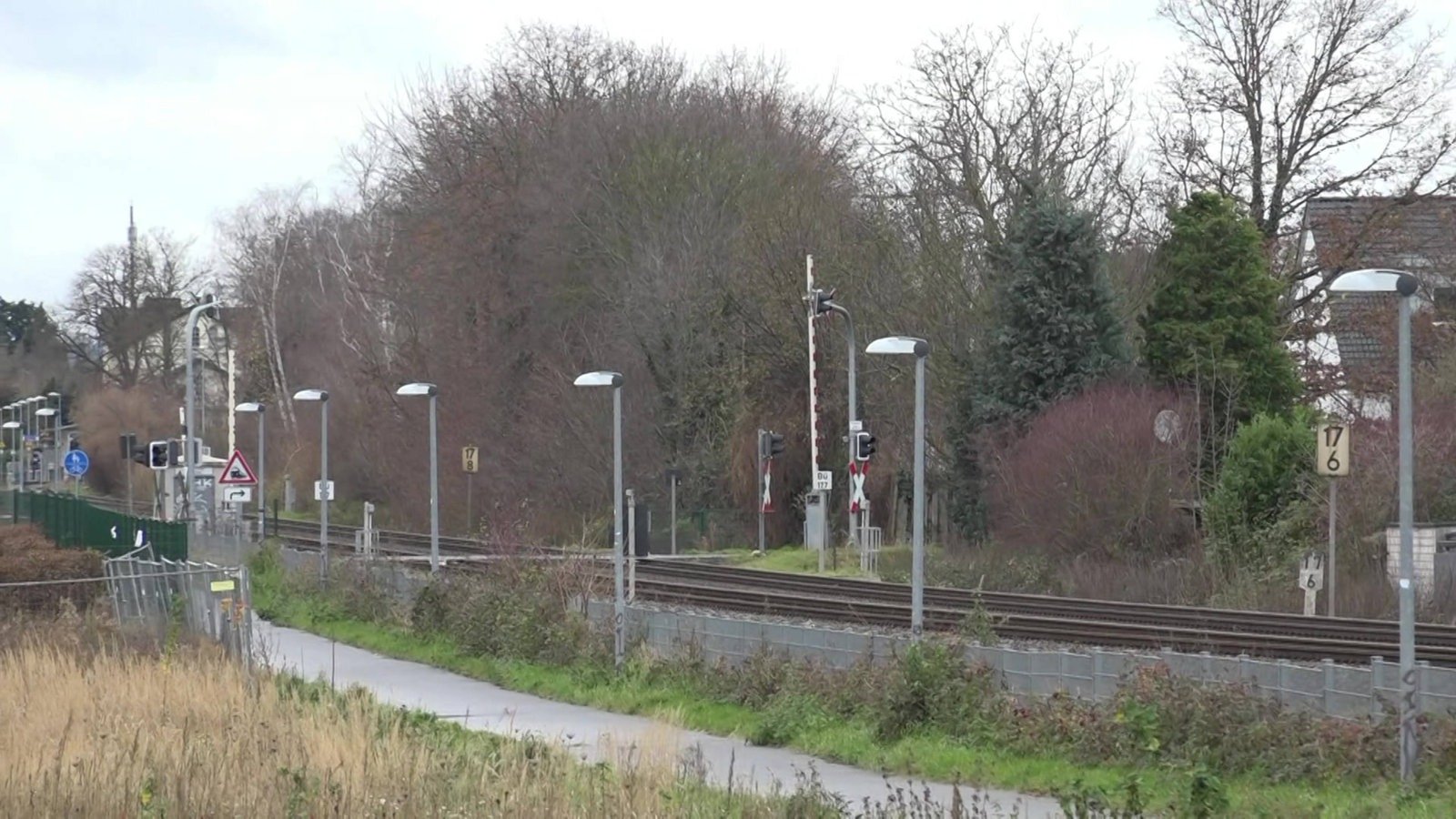 Tödlicher Unfall: Mann an Bahnübergang nach Sturz vom Zug überrollt