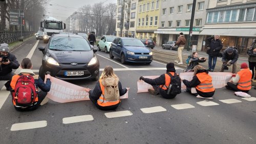 Gruppe "Letzte Generation" blockiert Straßen in Düsseldorf und Köln
