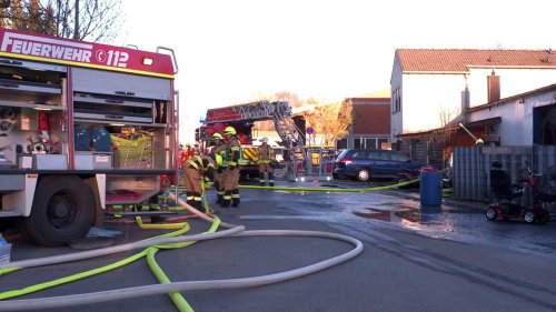 Explosionsgefahr nach Brand in Kamen: Feuerwehr weiter im Dauereinsatz