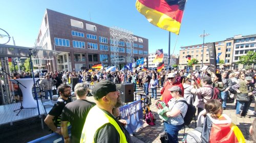 Extreme Gruppen in Dortmund - Gegendemos blockierten Straßen