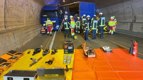 Schwierige Bergungsarbeiten nach LKW-Unfall in Bochumer Tunnel