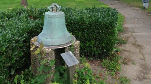 Bottrop: Dreiste Diebe stehlen Bronze-Glocke vor Kirche