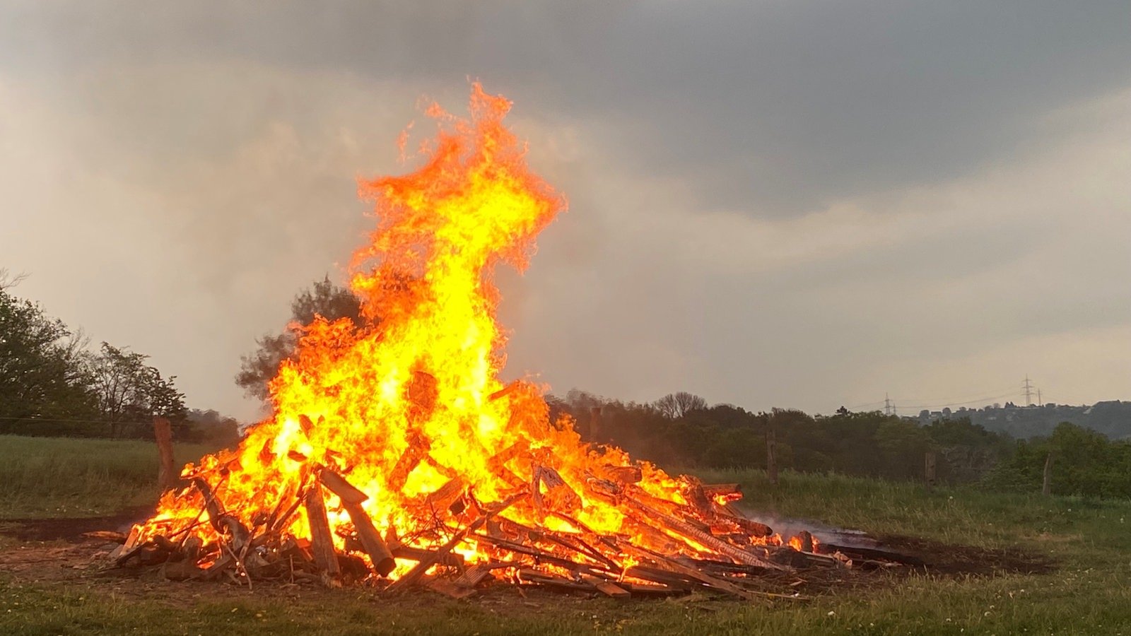 Osterfeuer in NRW trotz Regen und Gewitter