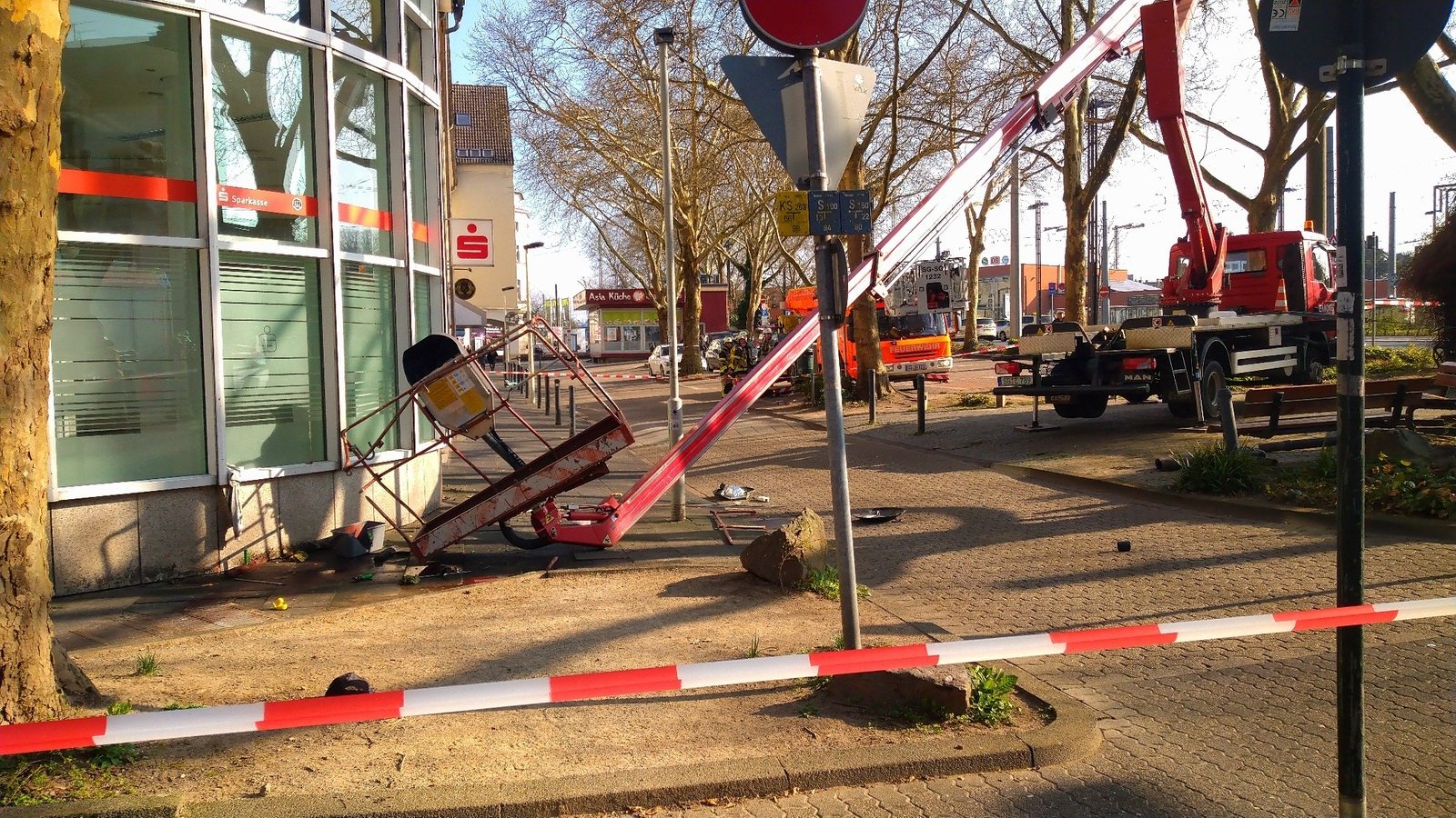 Fensterputzer stirbt nach Sturz aus Hebebühne in Solingen