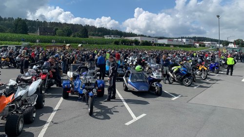 Motorraddemos gegen Streckensperrungen
