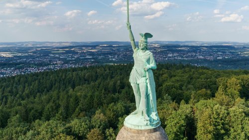 Im Pokal-Fieber: Hermannsdenkmal bekommt ein Arminia-Trikot