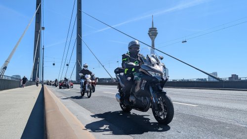Über 2.000 Biker fahren für den guten Zweck durch Düsseldorf