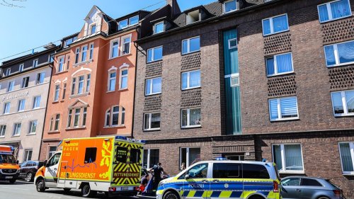 Vater übergießt Sohn mit heißem Öl und springt danach aus Fenster