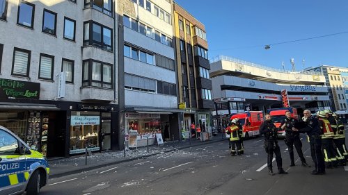 Haus-Fassade abgeplatzt: Zwei Menschen in Bonn schwer verletzt