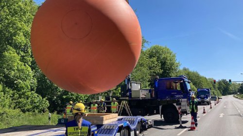 Unbekannte lösen Sicherungen: Tonnenschwere Kugel rollt durch Detmold