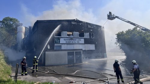 Feuer im Gewerbegebiet - Großeinsatz in Remscheid