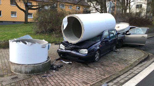 Autofahrerin rammt in Dortmund mehrere Autos und eine Litfaßsäule