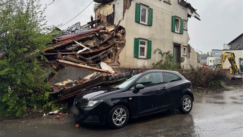 Missglückter Hausabriss in Freudenberg: Hauswand stürzt auf Auto