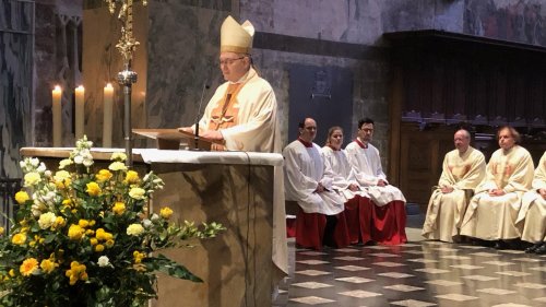 Hunderte Menschen gedenken Papst Franziskus im Aachener Dom
