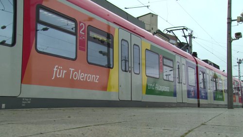 S-Bahn in Regenbogenfarben zum Christopher Street Day