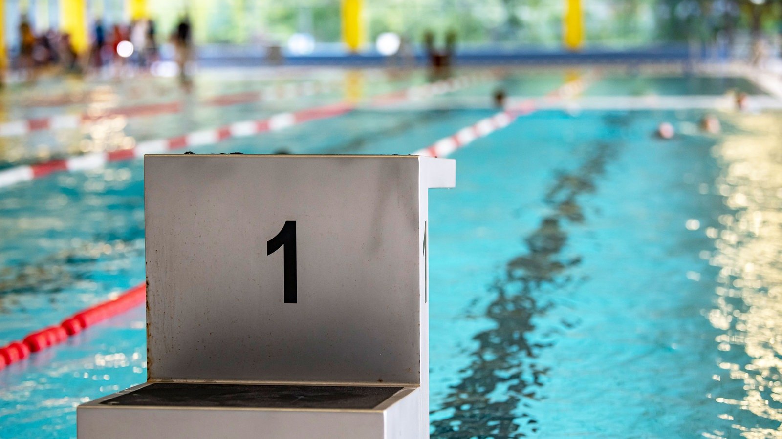 Junger Mann stirbt nach Schwimmbad-Unfall in Brühl